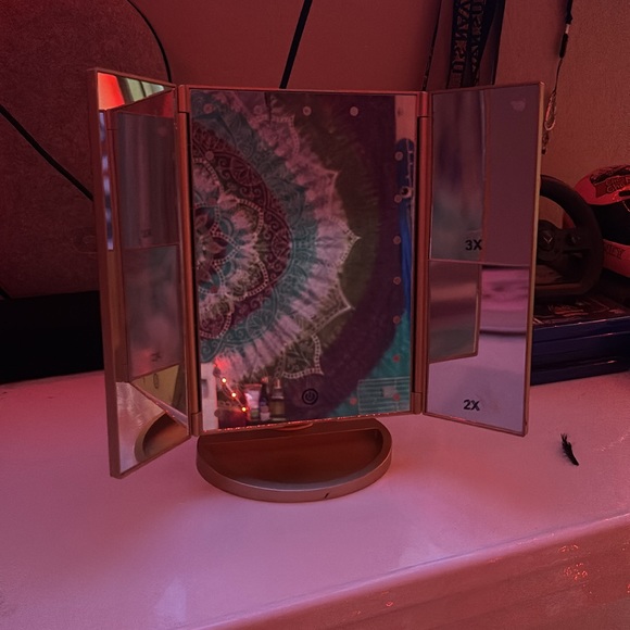 Batterie or plug in makeup mirror! - Picture 5 of 7